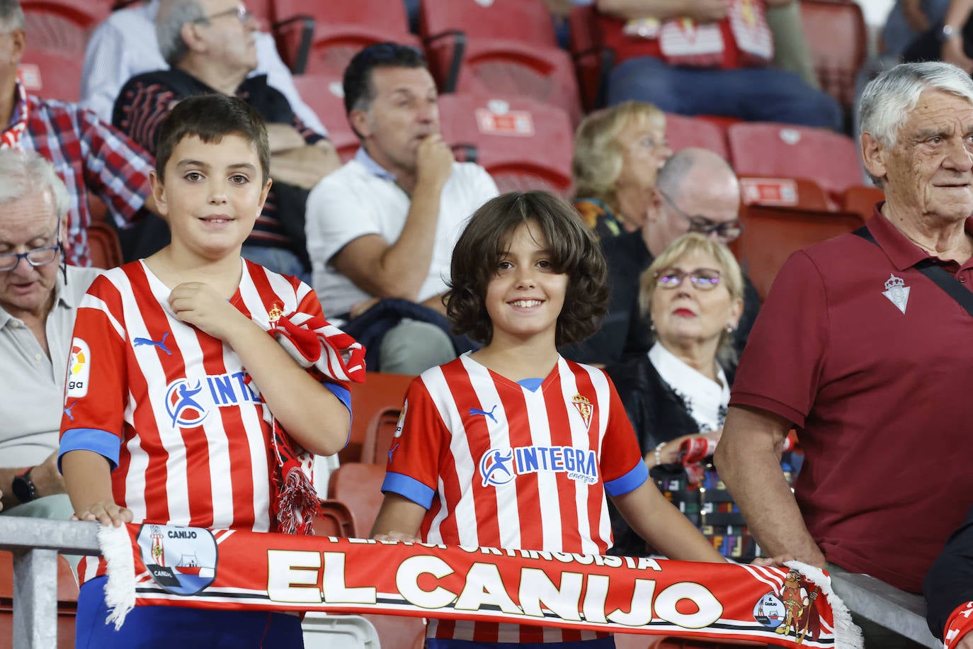 ¿Estuviste en el Sporting - Tenerife en El Molinón? ¡Búscate!