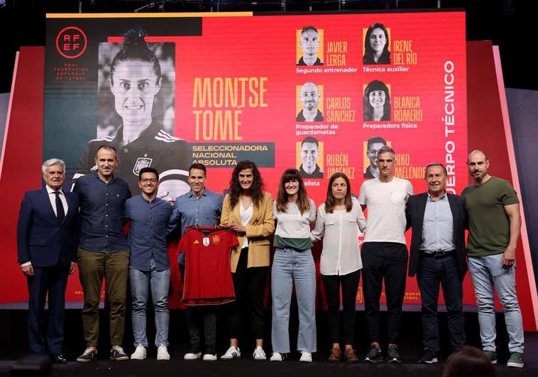 Pedro Rocha, a la izquierda, con Montse Tomé y el cuerpo técnico que la acompañará como seleccionadora.