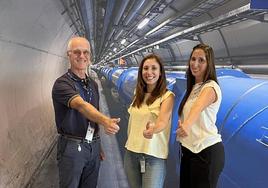 Juan García Pérez, Sara Sainz Pérez y Ruth Díaz Vez, en las instalaciones del CERN.