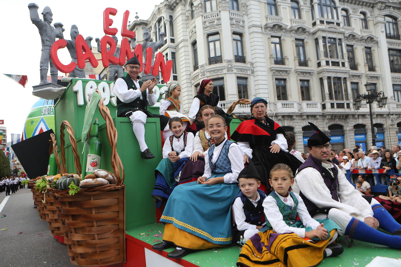 Todas las imágenes del desfile del Día de América en Oviedo