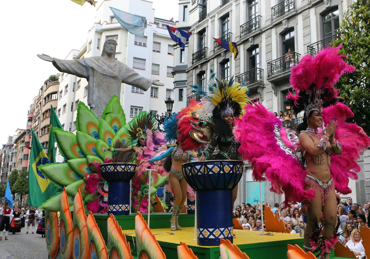 Todas las imágenes del desfile del Día de América en Oviedo