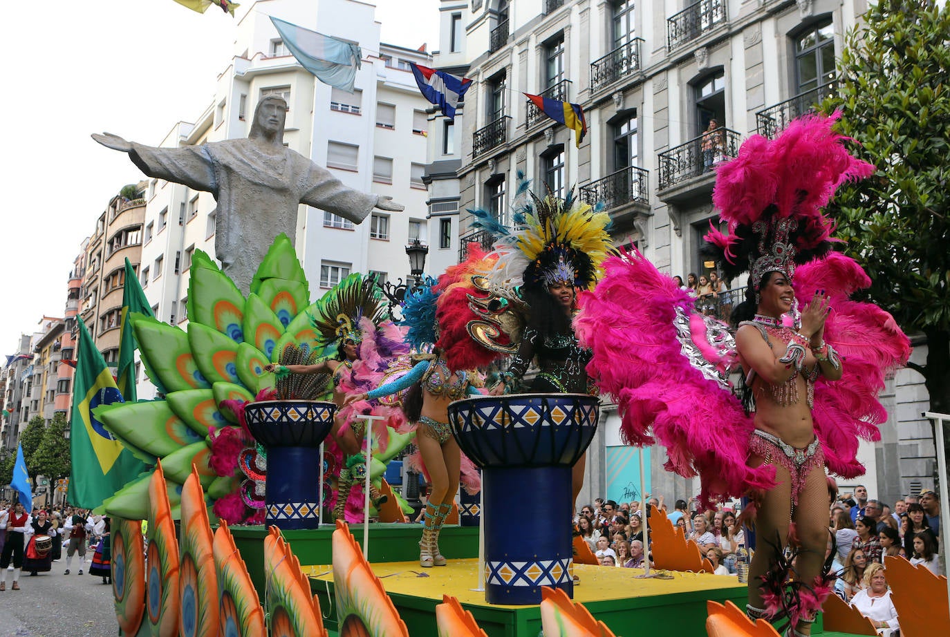 Todas las imágenes del desfile del Día de América en Oviedo