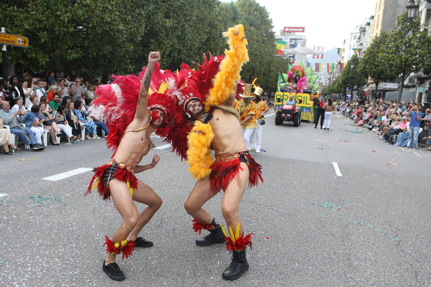 Todas las imágenes del desfile del Día de América en Oviedo