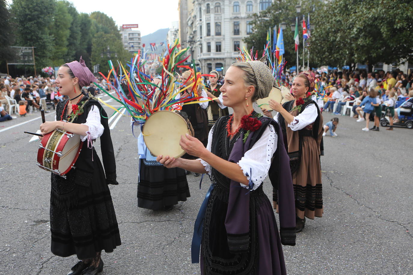 Todas las imágenes del desfile del Día de América en Oviedo