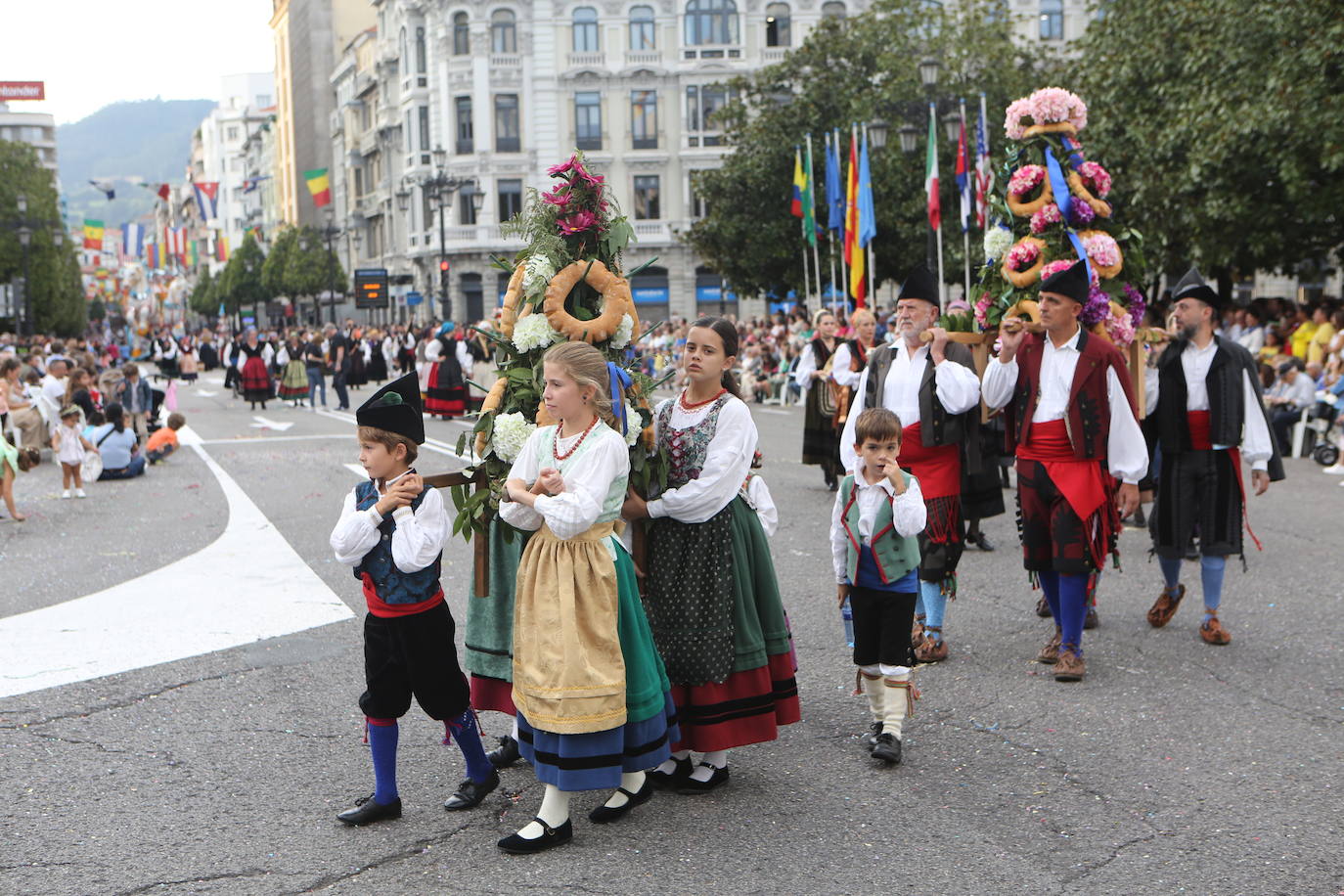 Todas las imágenes del desfile del Día de América en Oviedo