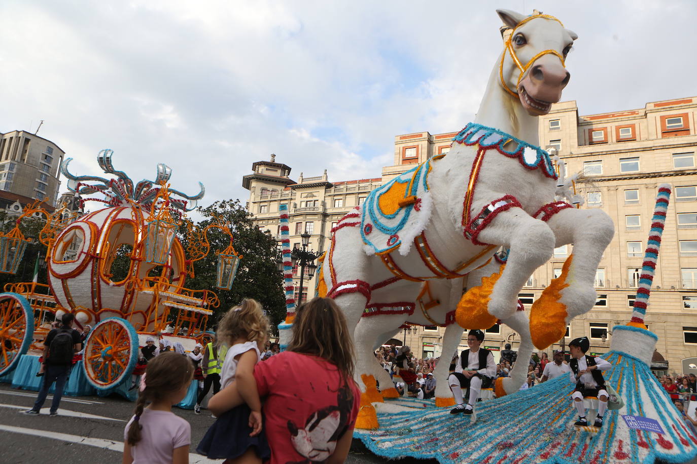 Todas las imágenes del desfile del Día de América en Oviedo