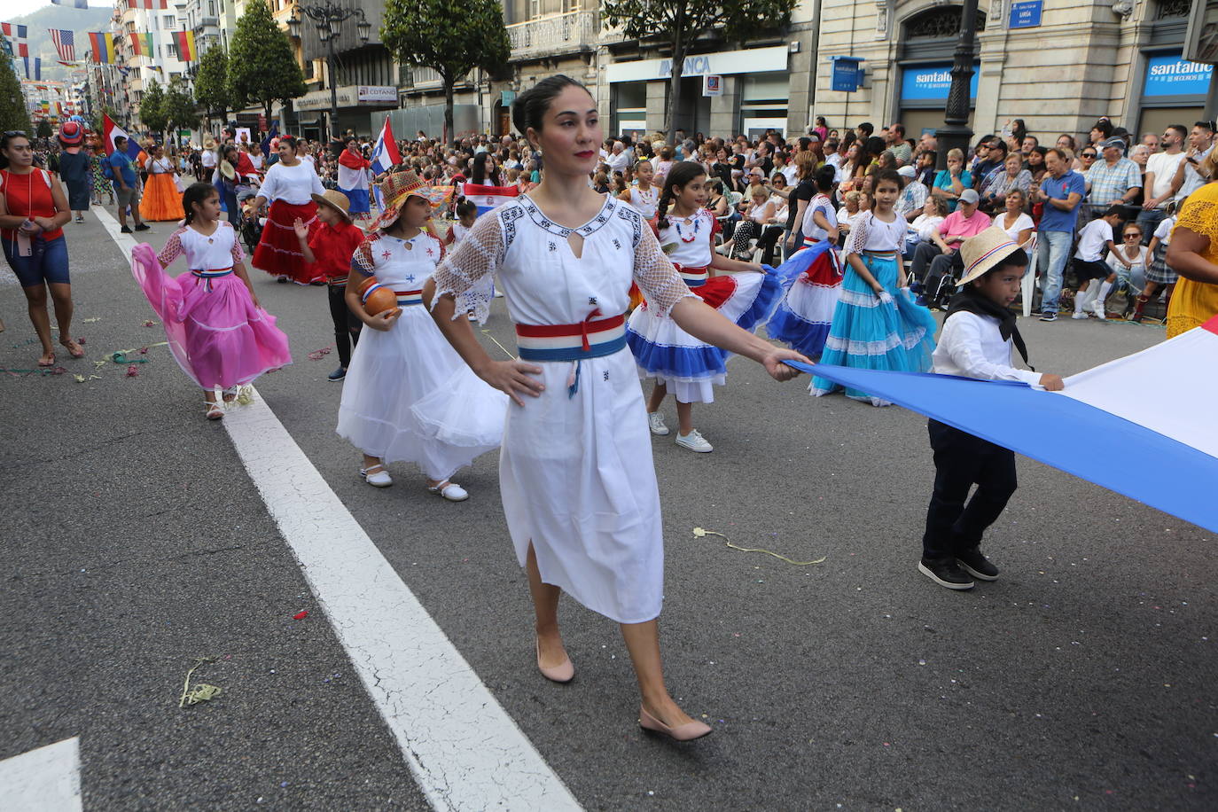 Todas las imágenes del desfile del Día de América en Oviedo