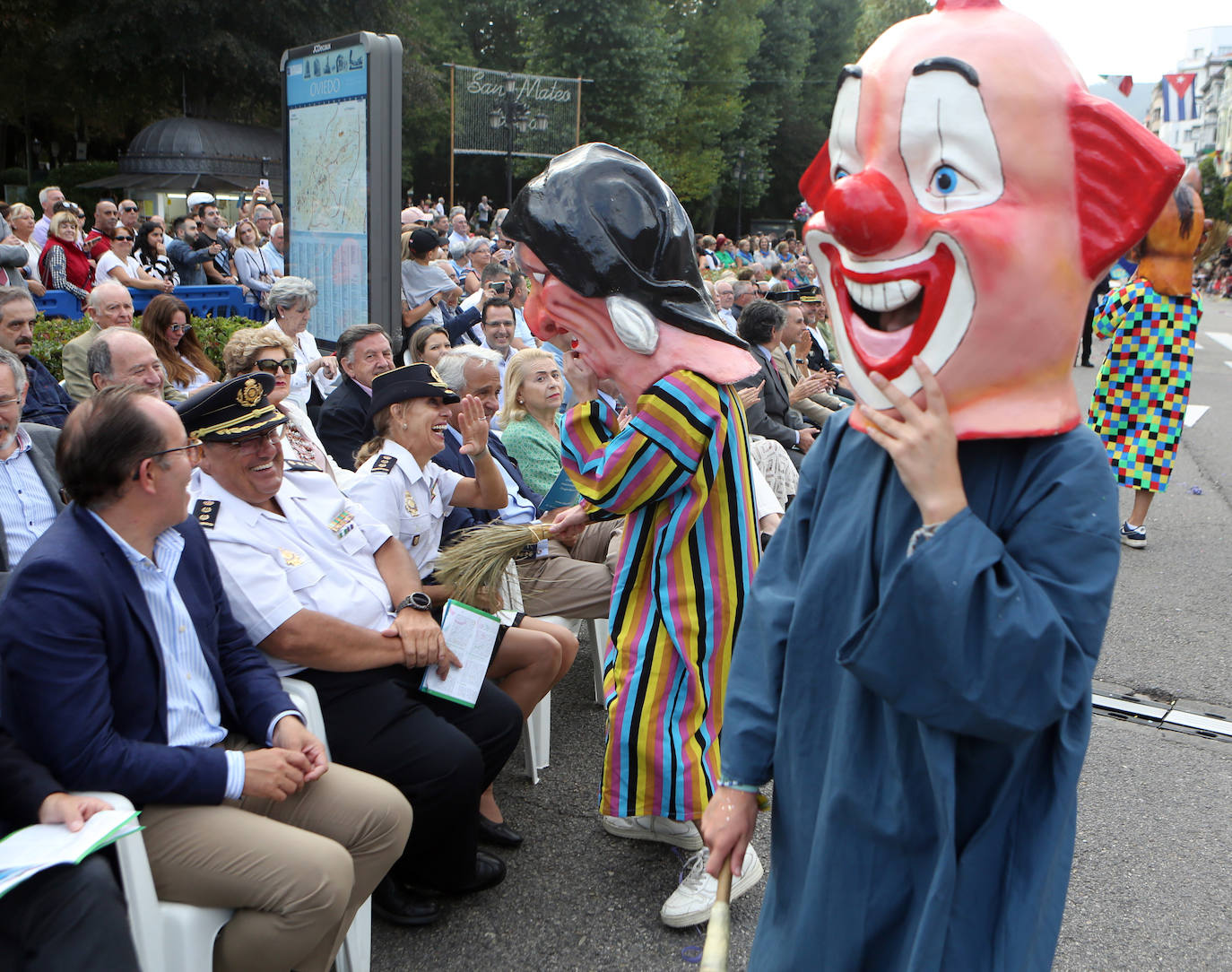 Todas las imágenes del desfile del Día de América en Oviedo