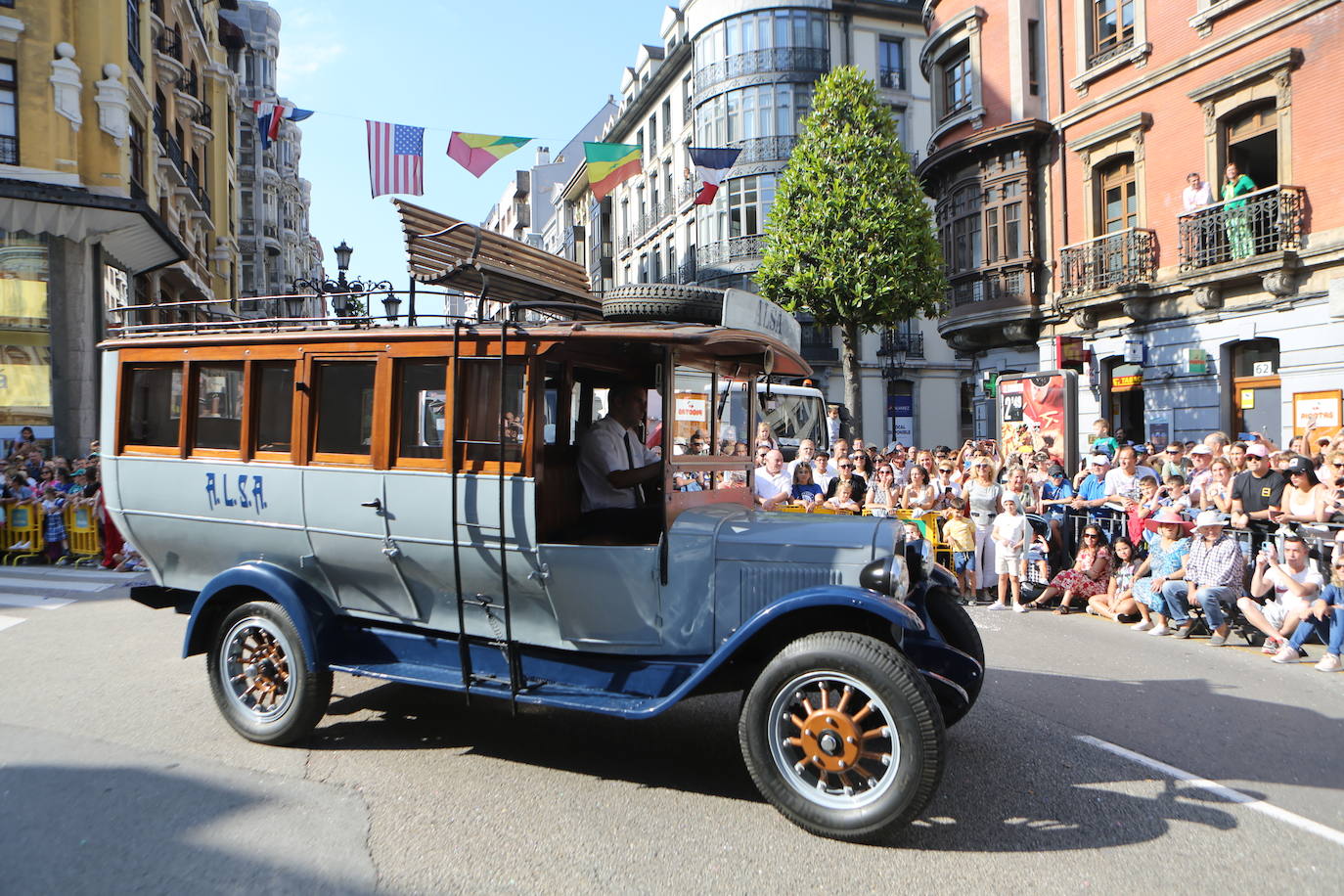 Todas las imágenes del desfile del Día de América en Oviedo