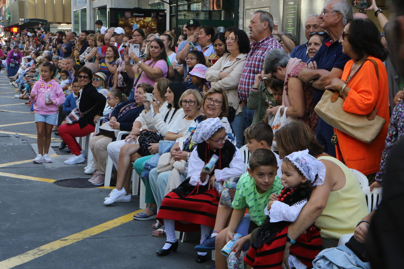 Todas las imágenes del desfile del Día de América en Oviedo