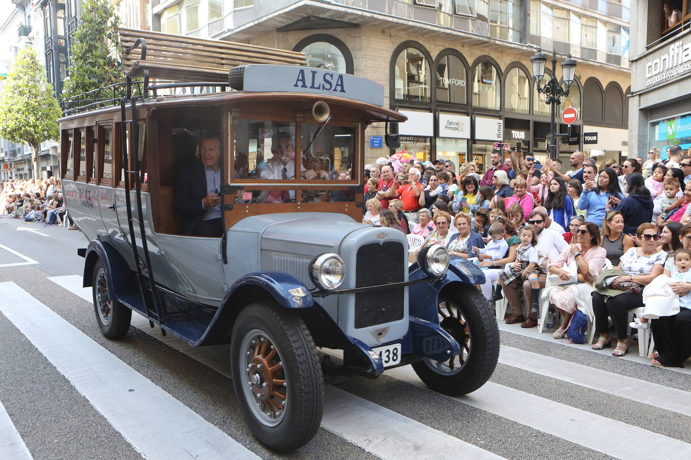 Todas las imágenes del desfile del Día de América en Oviedo