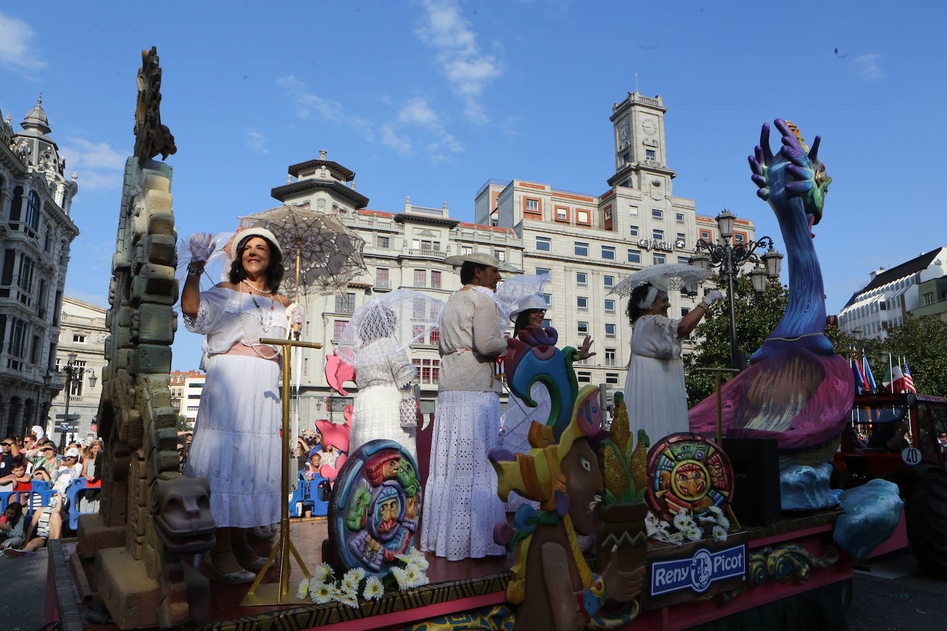 Todas las imágenes del desfile del Día de América en Oviedo