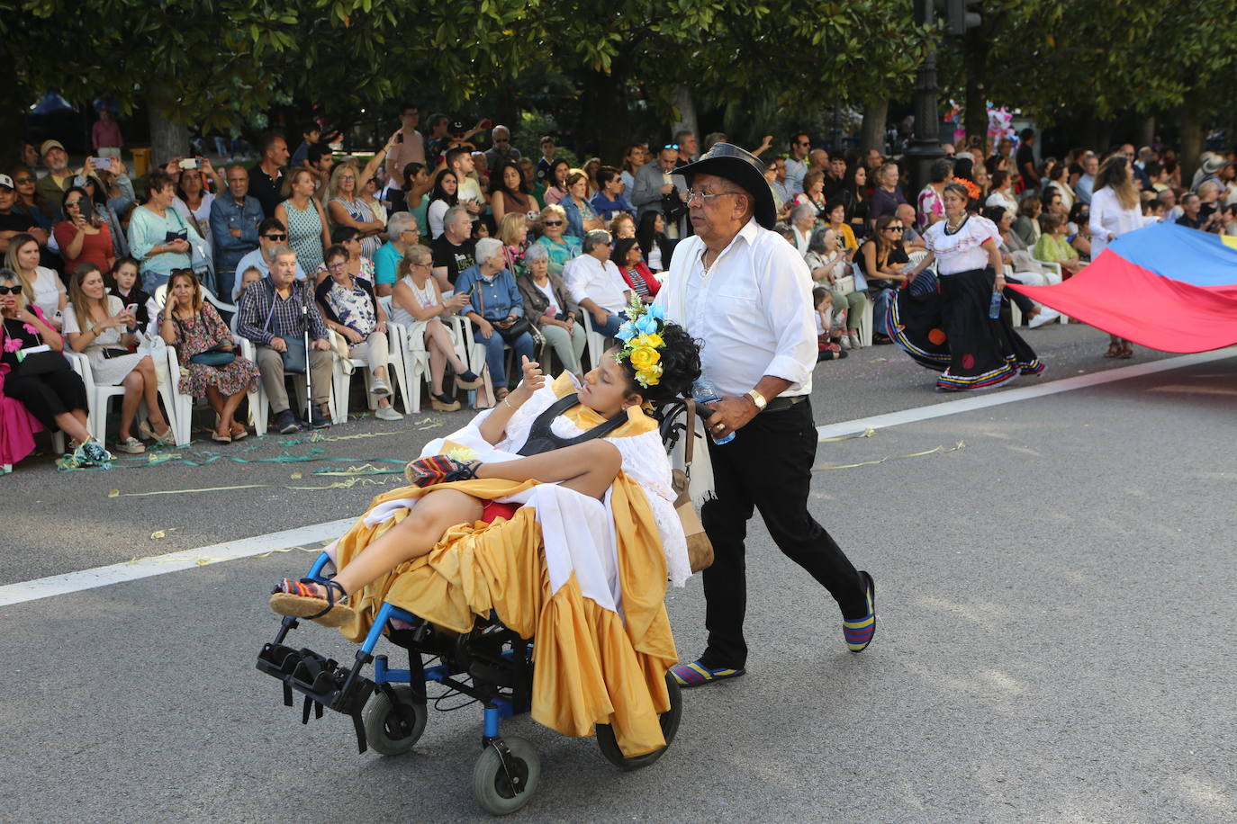 Todas las imágenes del desfile del Día de América en Oviedo