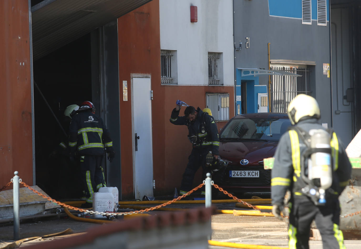 Voraz incendio en un polígono en Siero