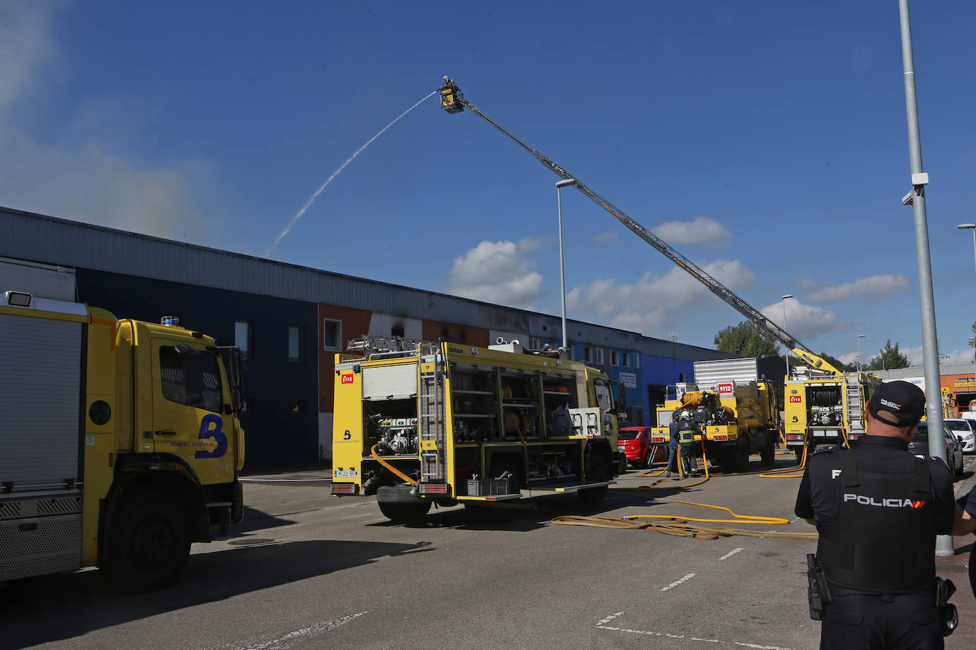 Voraz incendio en un polígono en Siero