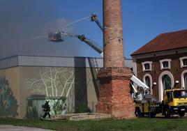 Voraz incendio en un polígono en Siero