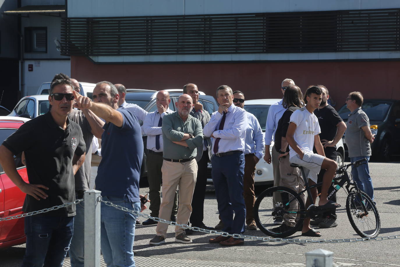 Voraz incendio en un polígono en Siero