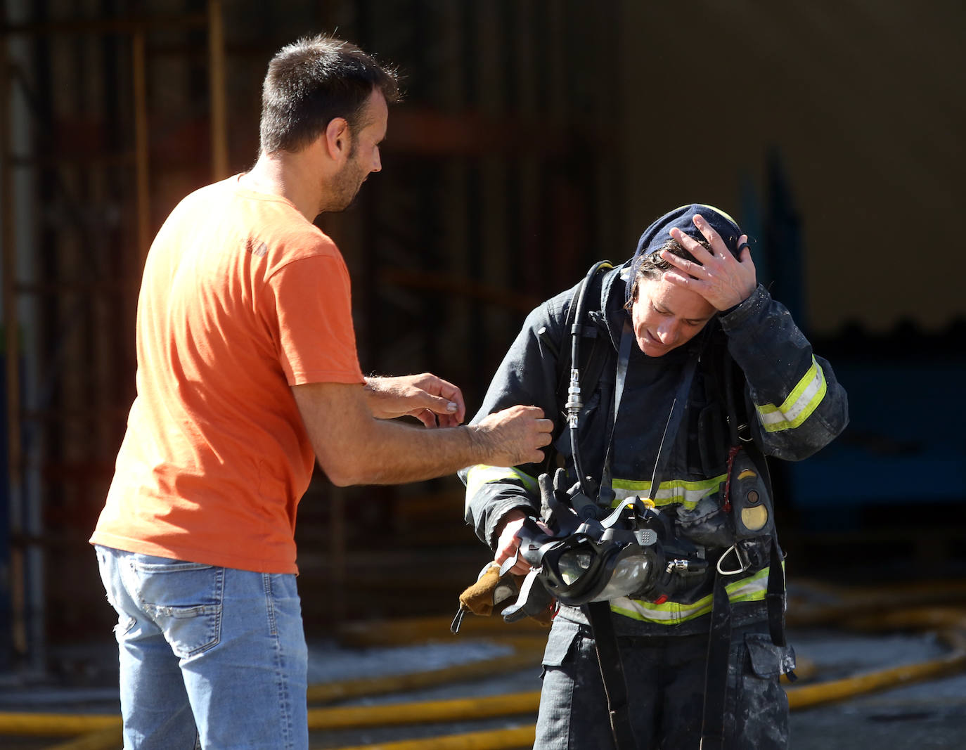 Voraz incendio en un polígono en Siero