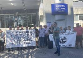 Los manifestantes, frente al hospital Valle del Nalón.