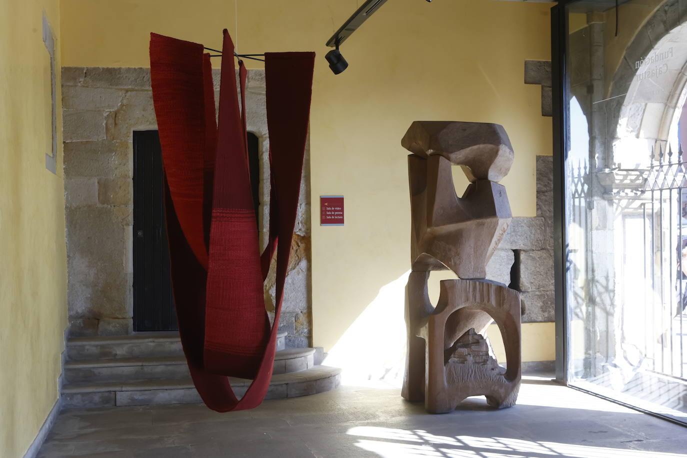Imagen secundaria 2 - Dos espectaculares piezas de Marina Vargas. | Julia Keppeler coloca sus obras en el segundo piso. | Otra de las obras que representan a Vallina.