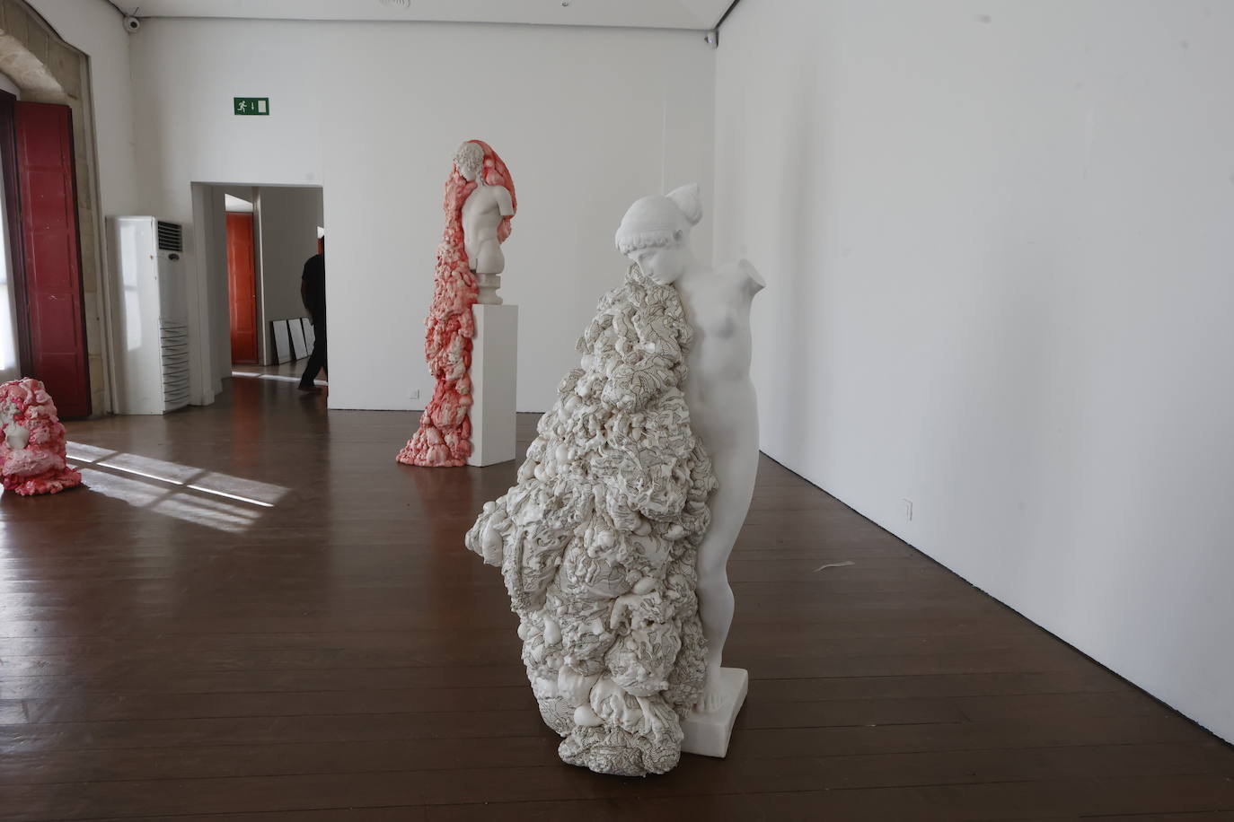 Imagen principal - Dos espectaculares piezas de Marina Vargas. | Julia Keppeler coloca sus obras en el segundo piso. | Otra de las obras que representan a Vallina.