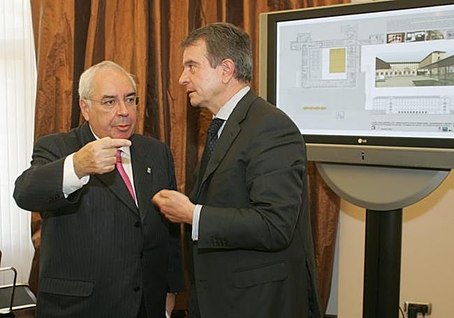Areces y Antonio Catalá, en una imagen de 2008, cuando se presentó el proyecto para instalar un hotel cinco estrellas en La Laboral.