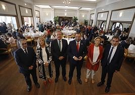 De izquierda a derecha, Marcelino Gutiérrez, director de EL COMERCIO, Celia Fernández, vicepresidenta de la Junta General, Antonio Romero, director general de Caja Rural de Asturias, Adrián Barbón, presidente del Principado, Delia Losa, delegada del Gobierno en Asturias e Ignacio Pérez, director general de EL COMERCIO.