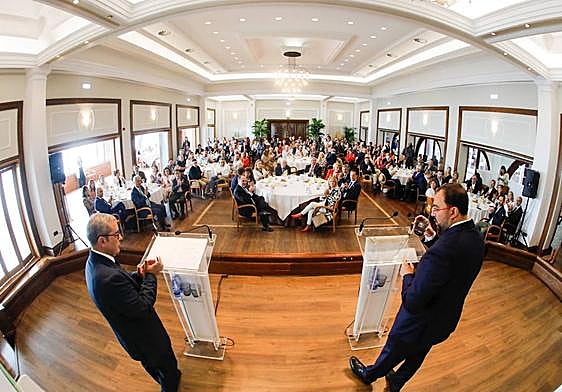 El presidente del Principado, Adrián Barbón responde a las preguntas de los asistentes formuladas por el director de EL COMERCIO, Marcelino Gutiérez.