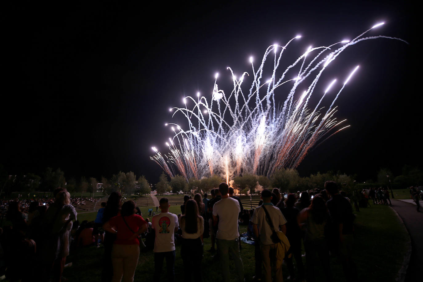 Oviedo estalla en su gran noche de fuegos artificiales