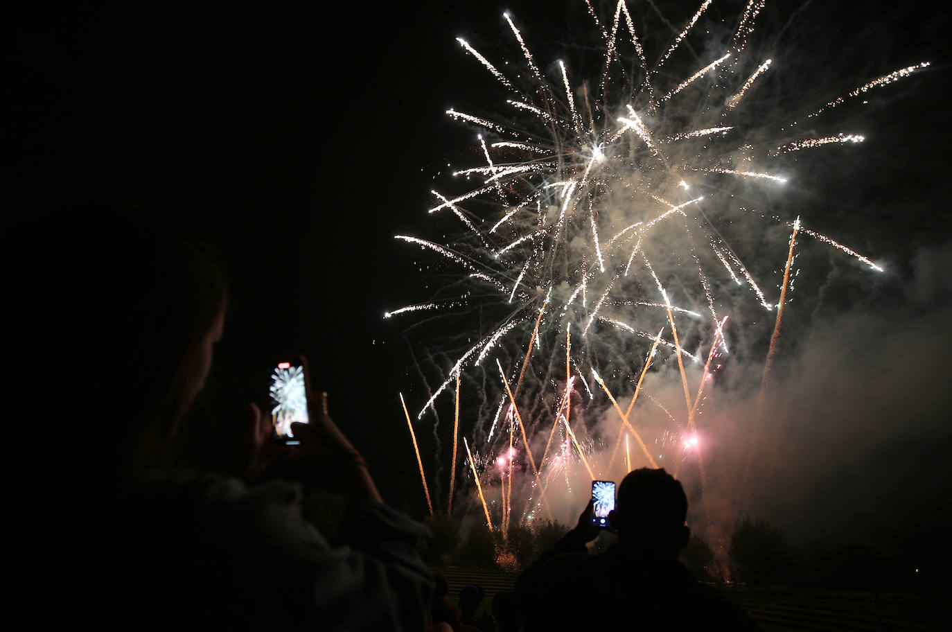Oviedo estalla en su gran noche de fuegos artificiales
