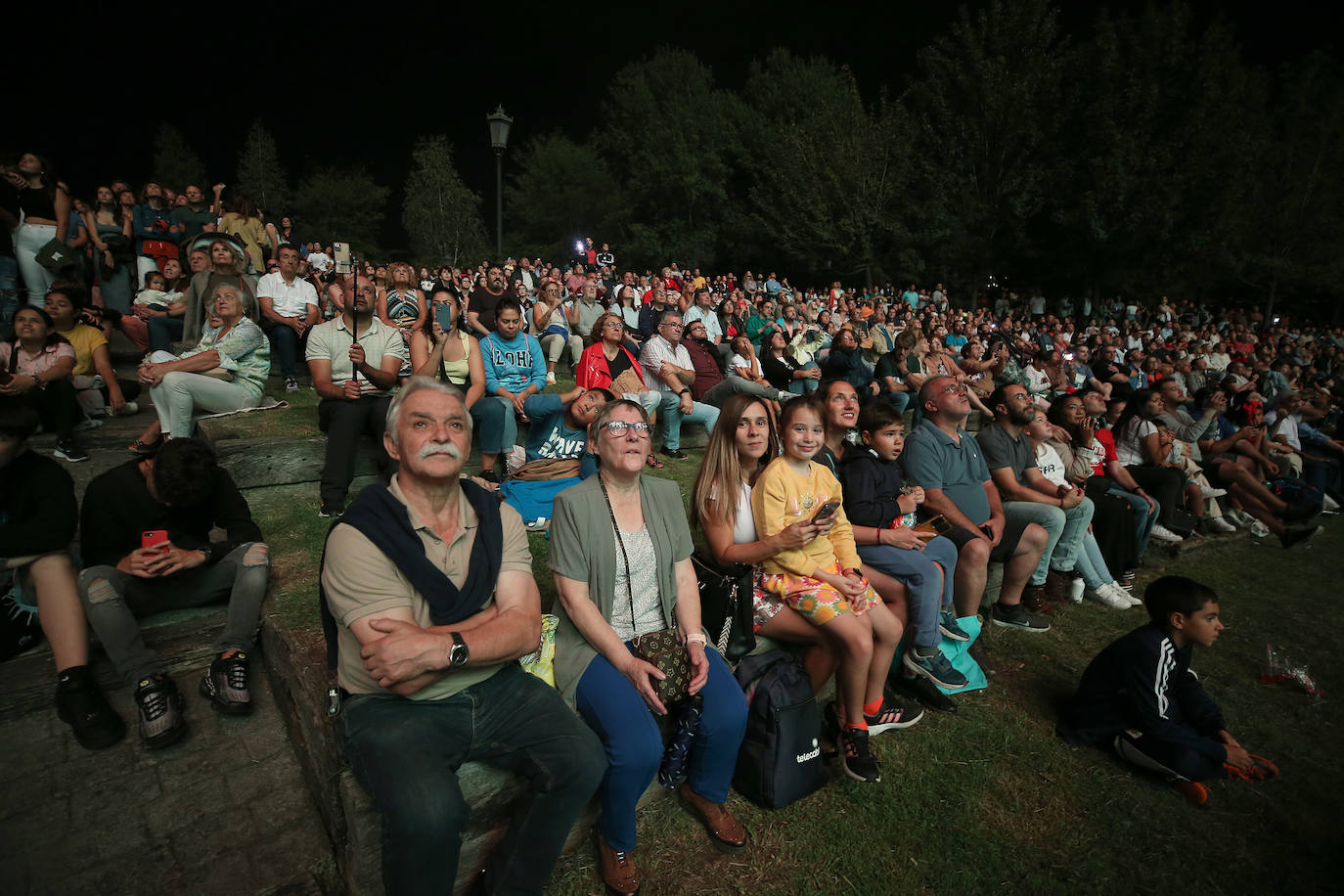 Oviedo estalla en su gran noche de fuegos artificiales