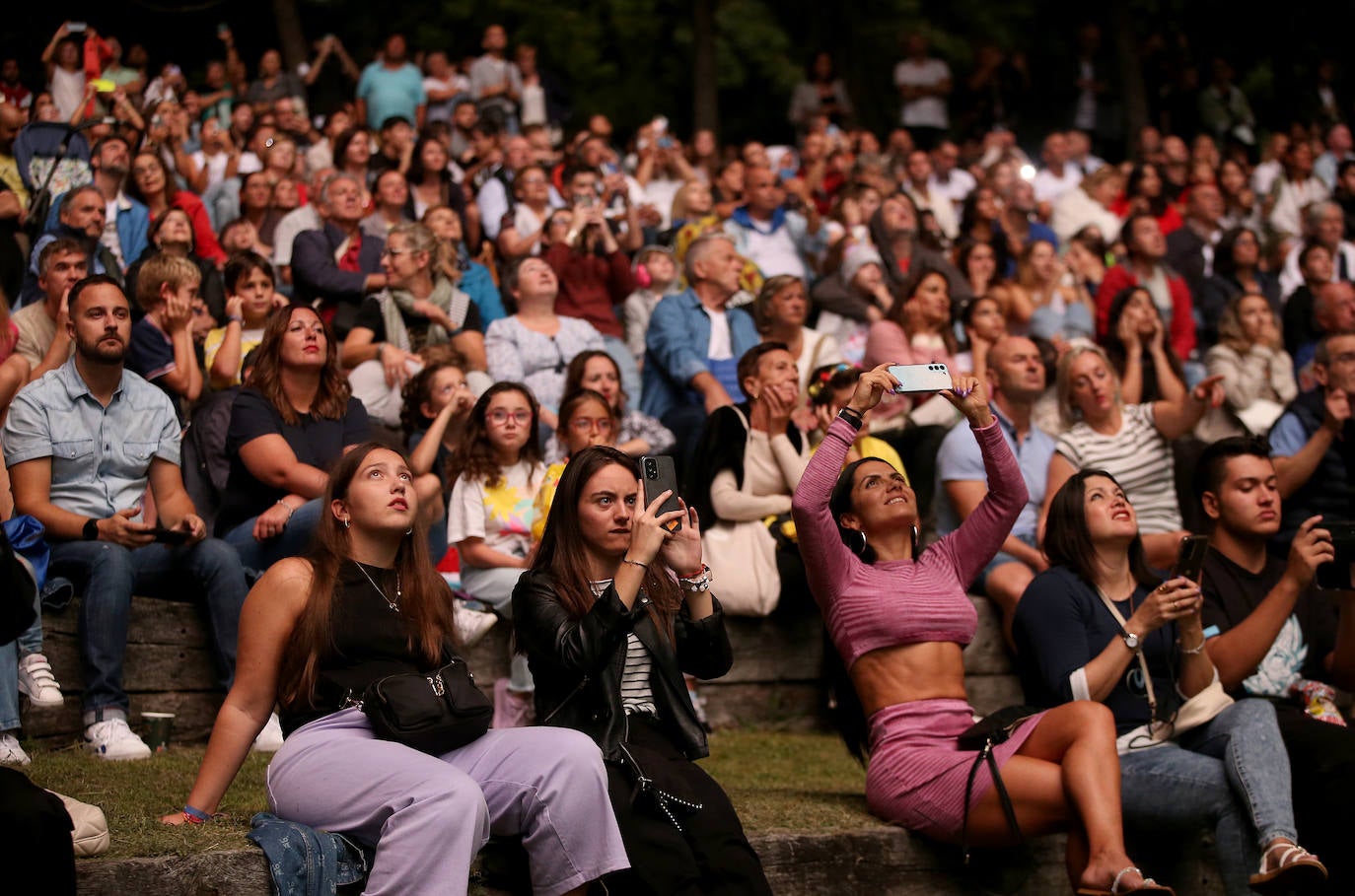 Oviedo estalla en su gran noche de fuegos artificiales