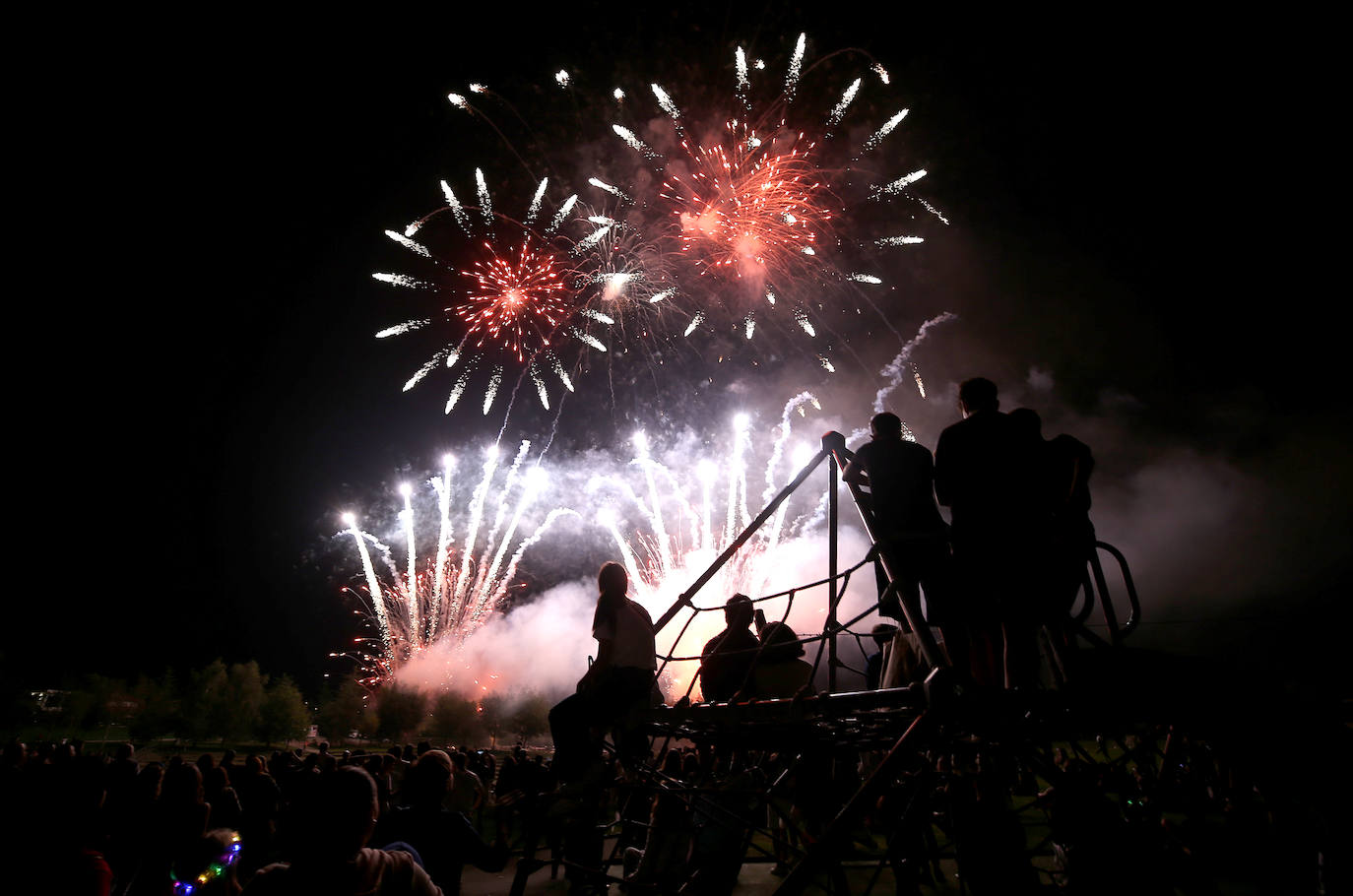Oviedo estalla en su gran noche de fuegos artificiales