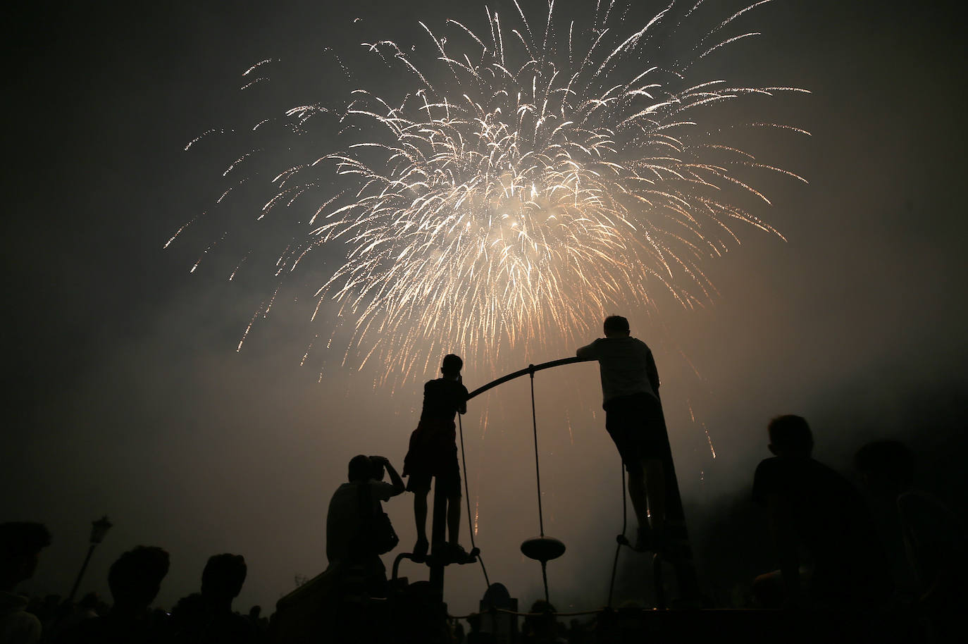 Oviedo estalla en su gran noche de fuegos artificiales