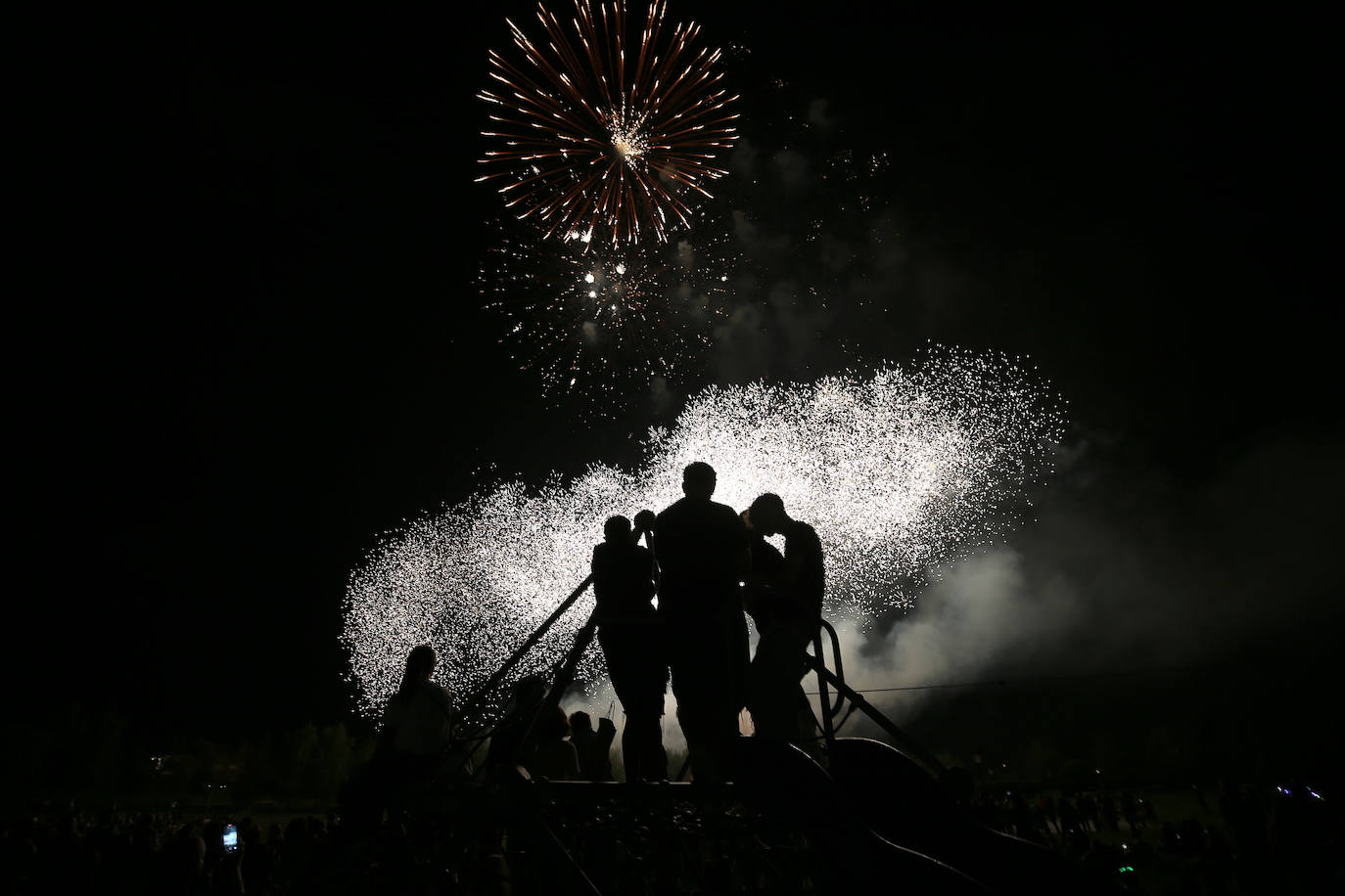 Oviedo estalla en su gran noche de fuegos artificiales