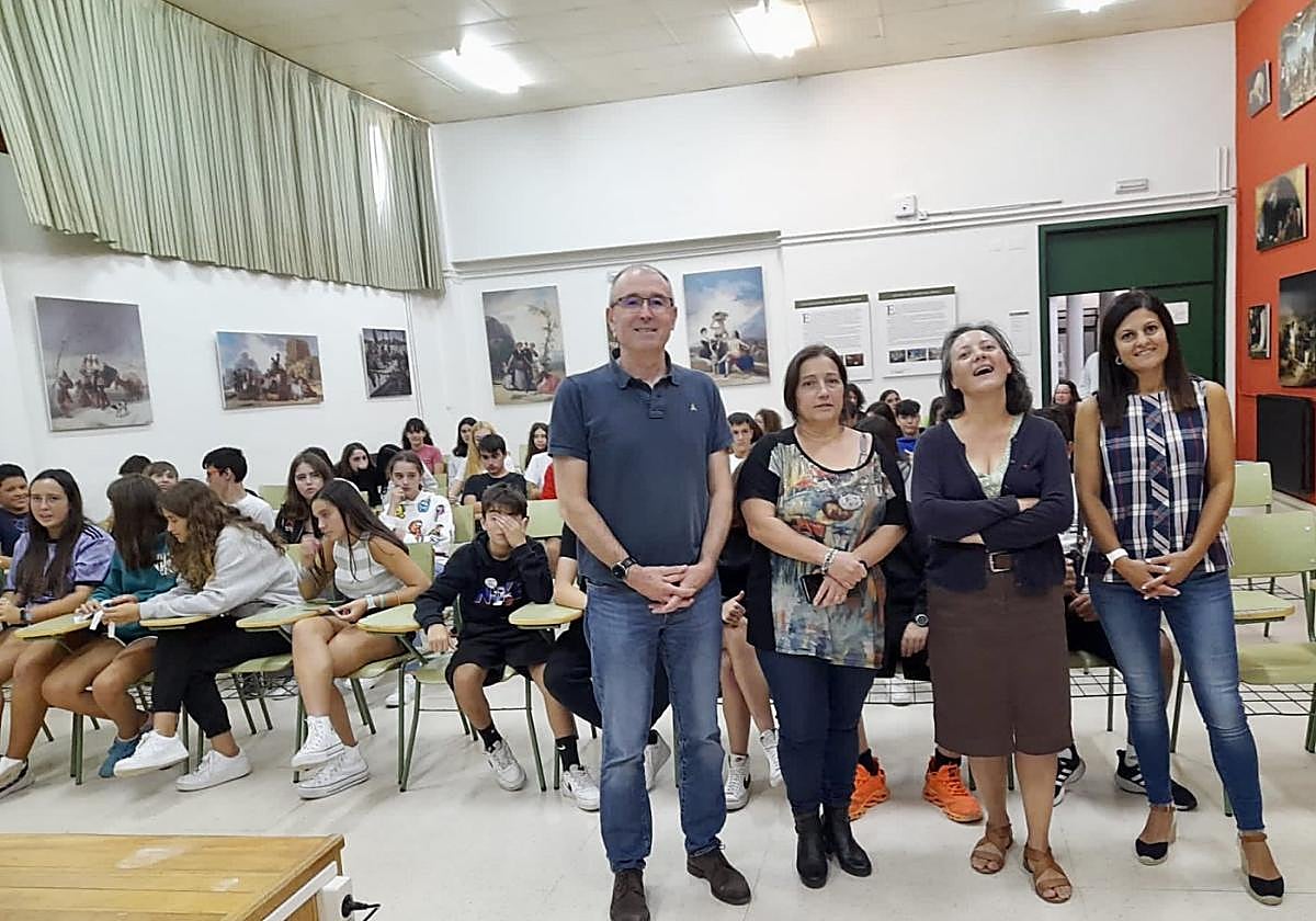 Luis Felipe Fernández (docente y coordinador del Foro Comunicación y Escuela), la catedrática Rosa Mosquera y las profesoras Paula Luiña y Eva Pérez, ante los alumnos que acudieron a la charla.