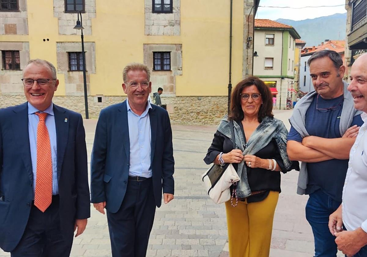 Diego Canga, Tomás Antuña, Aurora Aguilar, Miguel Alonso y José Manuel Fernández, ayer en Llanes.