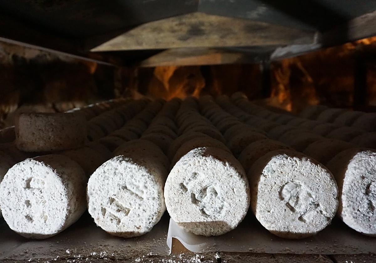 Piezas de queso Gamonéu madurando en Cueva Oscura, la cavidad comunitaria de los elaboradores.