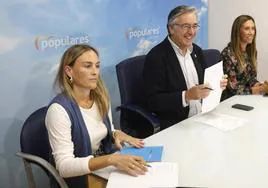 Cristina Villanueva, Pablo González y Ángela Pumariega, este jueves, durante la junta local del PP de Gijón.