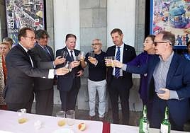 Mario Arias, Felipe Díaz-Miranda, Alfredo Canteli, Gaspar Llamazares, Carlos Fernández Llaneza, Sonsoles Peralta y Javier Batalla, brindando en la plaza de España, donde tuvo lugar el reparto del bollo.