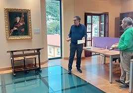 El historiador Juaco López y Benito Álvarez, secretario de Tous pa Tous, ante el cuadro recién colocado.