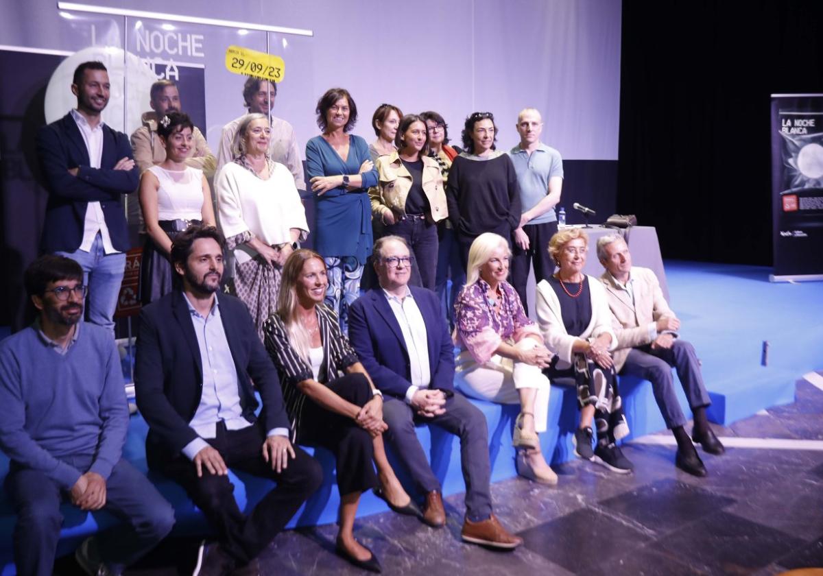 Presentación en el Antiguo Instituto de la Noche Blanca de Gijón. De pie, Aitor Martínez, Sergio Valbuena, Mariana Neddu, Paz García Quirós, Alberto Ferrao, Montserrat López Moro, Nuria Vila, Valentina Martino, María Fernández, Marian Solórzano y Daniel Franco. Sentados, Pablo Basagoiti, Pablo DeSoto, Diana Llamazares, Javier Fernández, Aurora Vigil Escalera, Lucía Peláez y Diego Suárez.