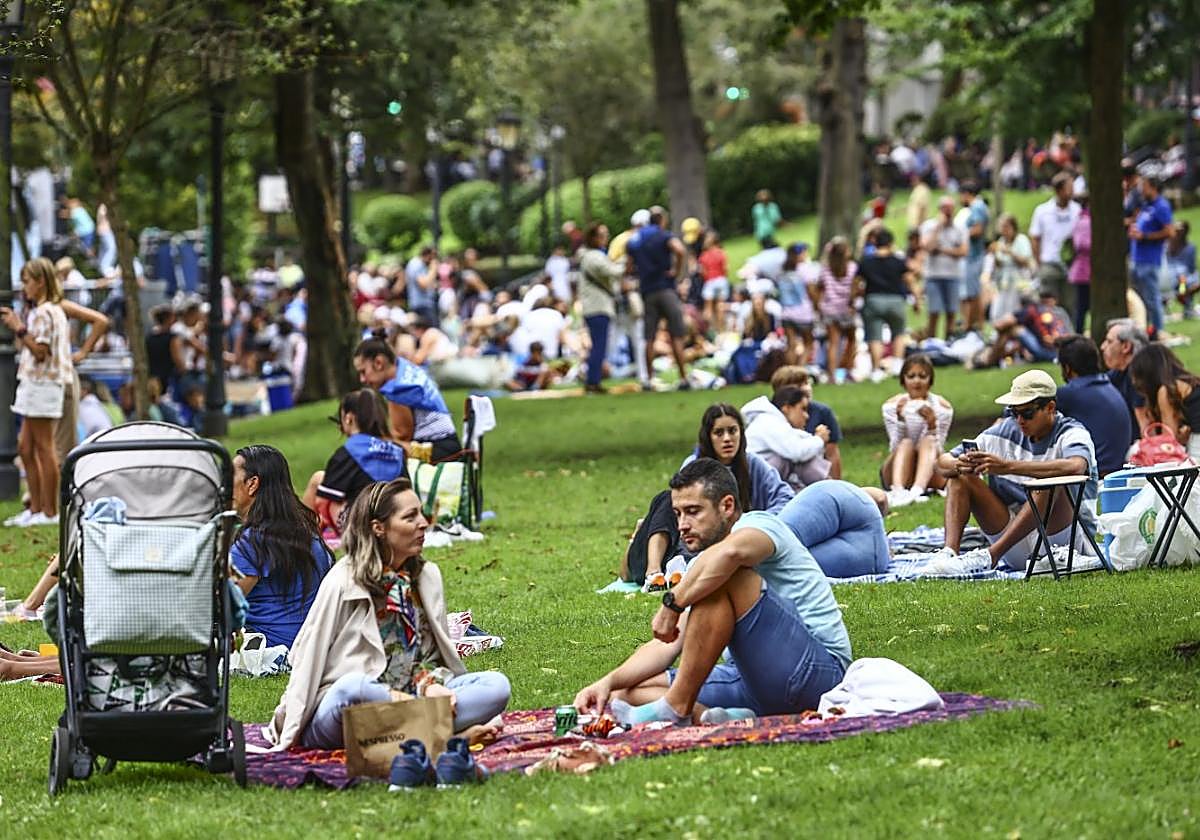 El Campo San Francisco, lleno de ovetenses, durante la celebración del día de San Mateo.