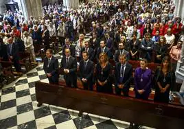 Parte de la Corporación municipal con el alcalde, Alfredo Canteli, a la cabeza.