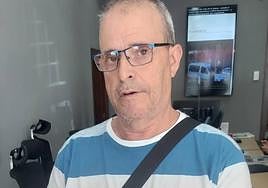 José Luis Viña, ayer con la multa de Delegación del Gobierno.