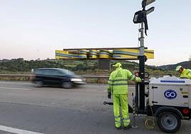Obras de reparación de la calzada de hormigón en un punto de la autopista 'Y' cerca del nudo de Serín, en el mes de abril.