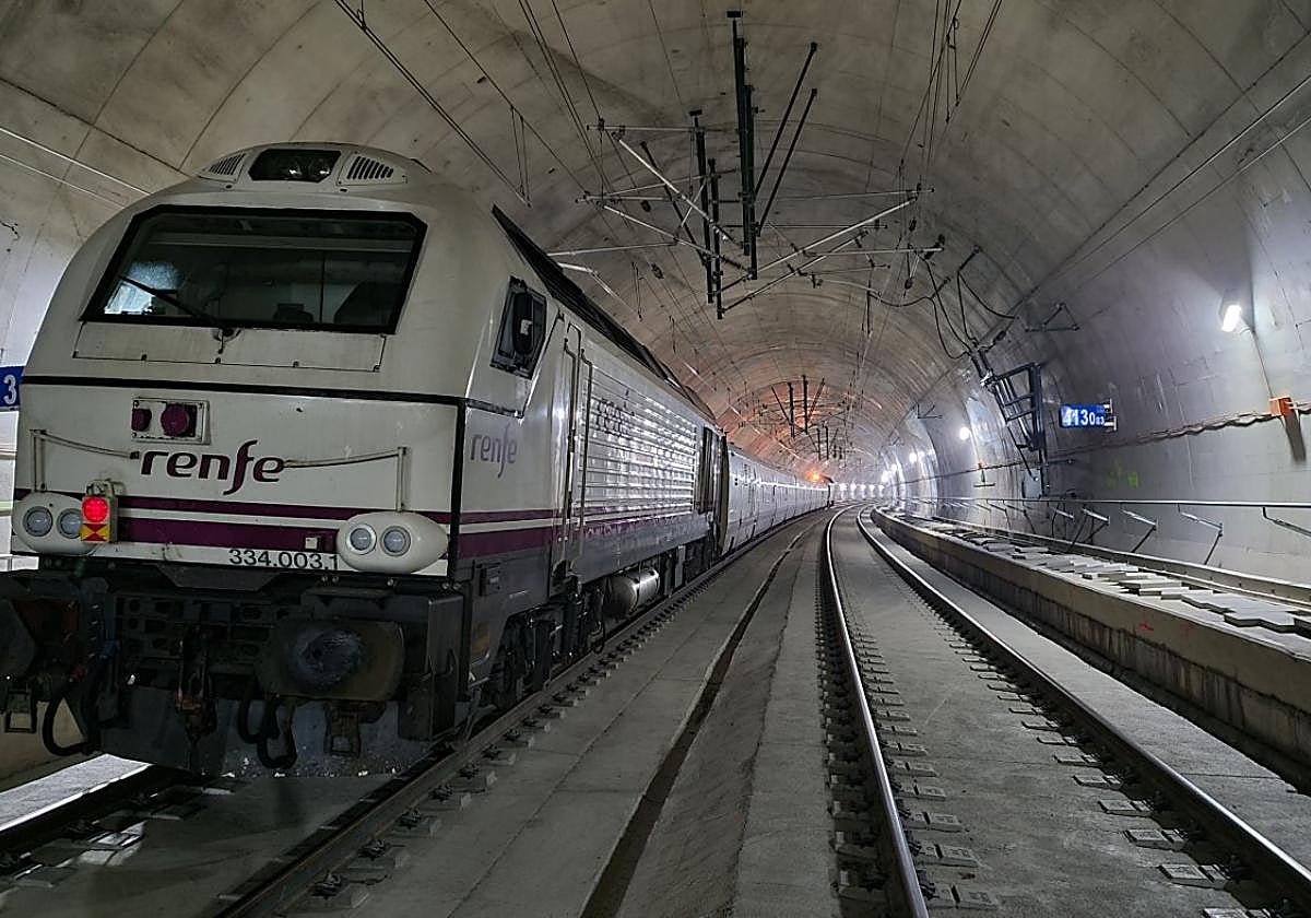 Un tren de Adif realiza pruebas de alta velocidad en un túnel de la variante de Pajares.