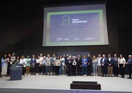 Foto de familia de los ganadores de los Premios Agrolimentarios, los finalistas y las autoridades que asistieron a la entrega de los galardones en el recinto ferial Luis Adaro.