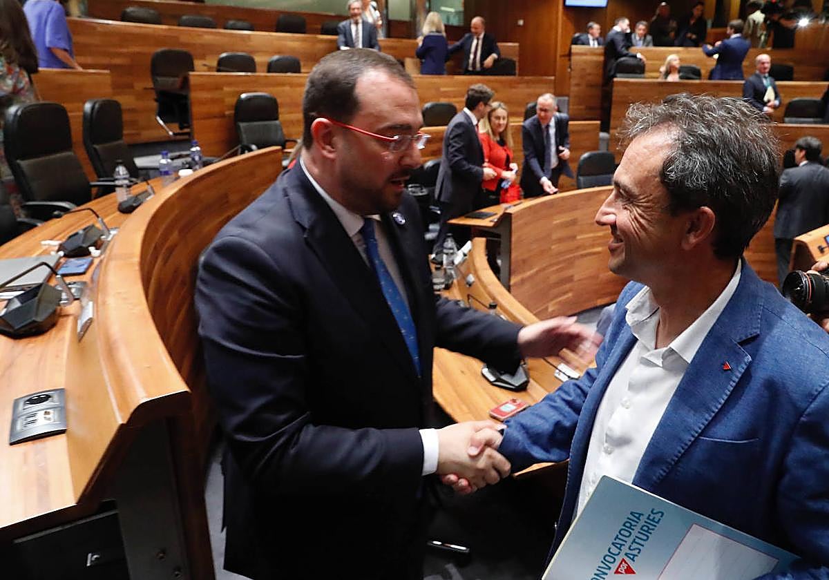 Adrián Barbón y Ovidio Zapico, saludándose al término del debate de investidura.