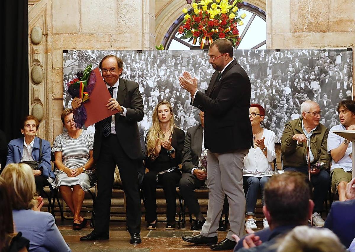 Imagen secundaria 1 - Entrega de los diplomas a los represaliados durante la Guerra Civil y la Dictadura.